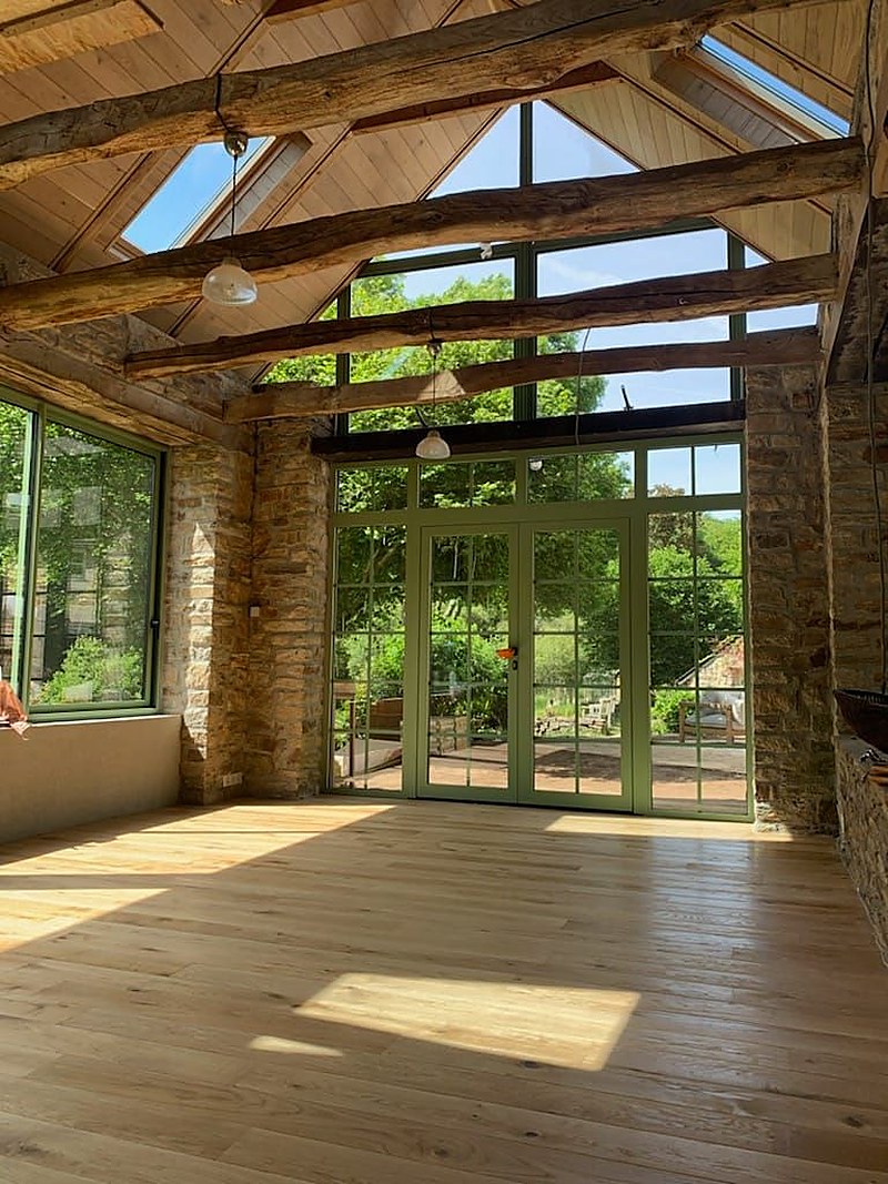 Pose de parquet bois dans un jardin d'été : aménagement extérieur sur mesure dans le Finistère.
