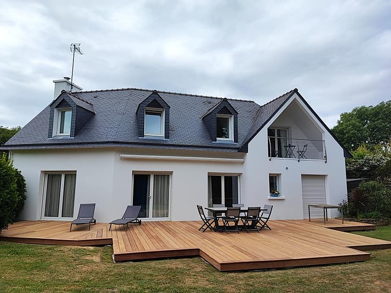 Terrasse en bois exotique cumaru sur plots avec lames de bord : pose de terrasse bois à Quimper et dans le sud-Finistère.