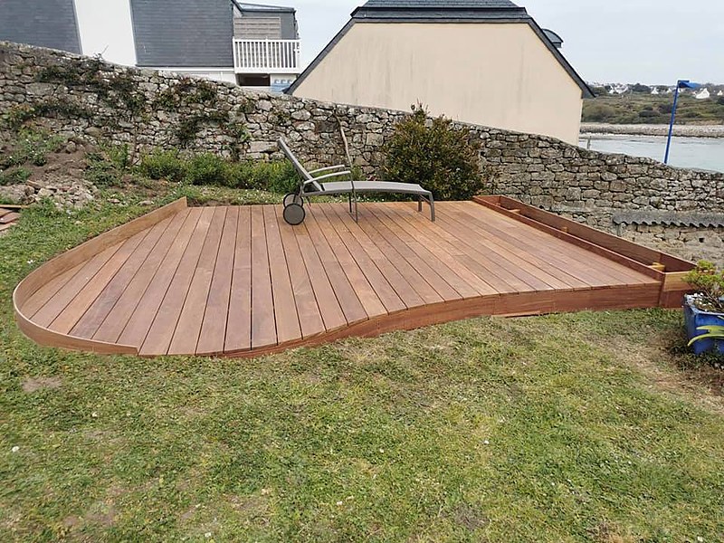 Terrasse cumaru avec découpe arrondie sur mesure : finition courbe signée Parquet & Matières Création, Finistère.