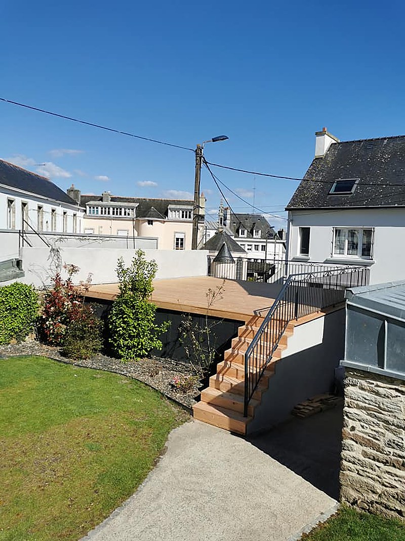Toit-terrasse en Douglas : aménagement d'un espace extérieur en hauteur par un artisan du bois à Quimper.