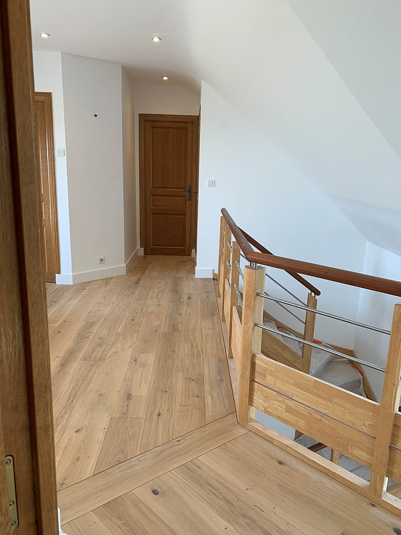 Parquet chêne clair posé à l'étage avec couloir et escalier assortis : pose de parquet d'étage à Quimper.
