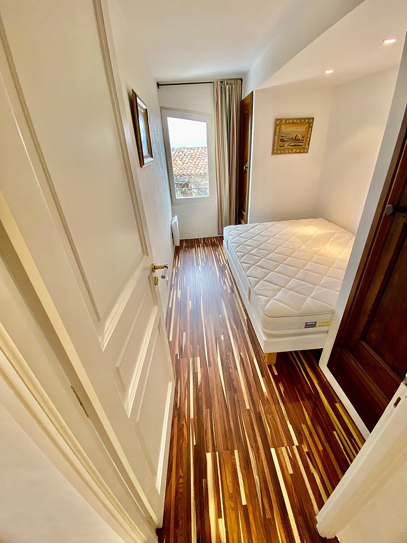 Parquet en mélange d'essences formant un damier coloré : création décorative sur mesure, showroom PMC Quimper.