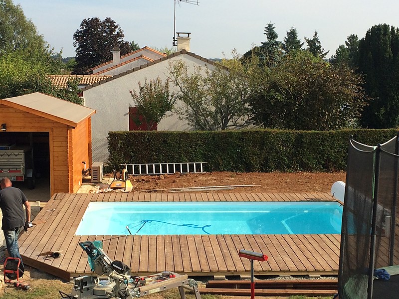 Terrasse de piscine en bois exotique sur dalle béton : plage de piscine bois posée près de Quimper.