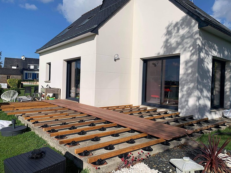 Avant travaux : lambourdes et plots réglables prêts à recevoir les lames de cumaru, chantier de terrasse bois par PMC Quimper.